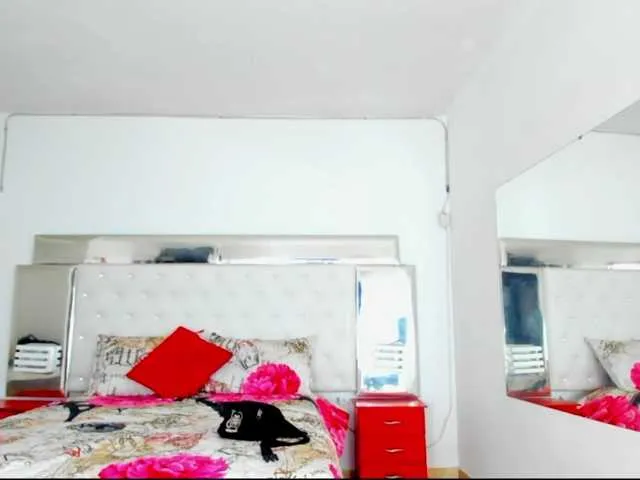 Live sex webcam photo for Andrewhaardd #278079286