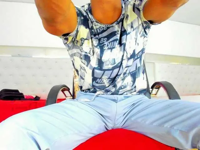 Live sex webcam photo for Andrewhaardd #279913457