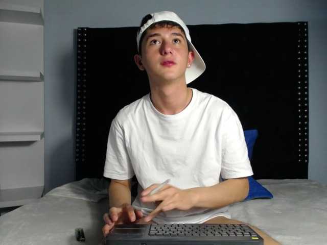 Live sex webcam photo for Andy-Gc #276475628