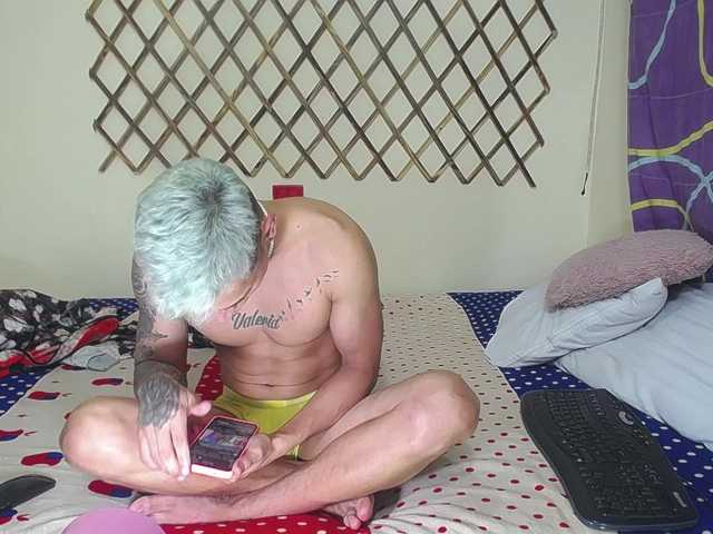 Live sex webcam photo for AngelAnMonicA #272075039