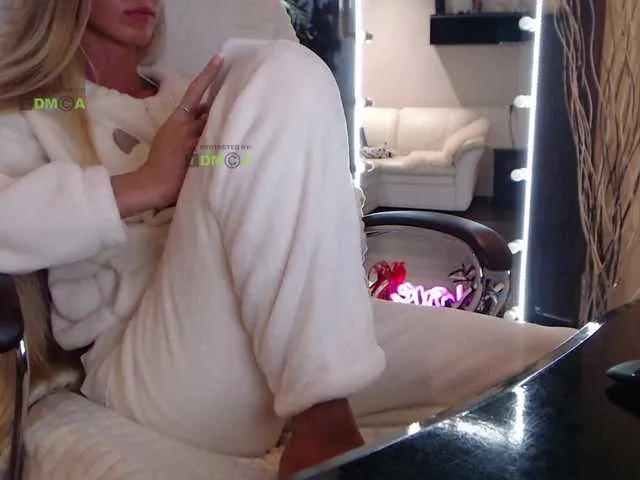 Live sex webcam photo for AngelaLovely #272656068