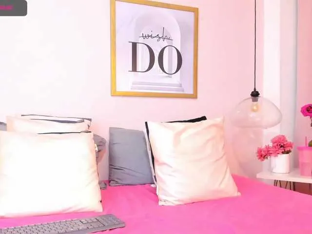Live sex webcam photo for AngelaQueen #273209637
