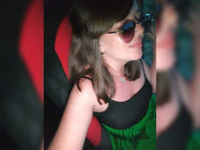 Live sex webcam photo for Angelia22 #275621992