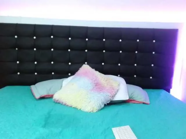 Live sex webcam photo for Angeliinejone #273375482
