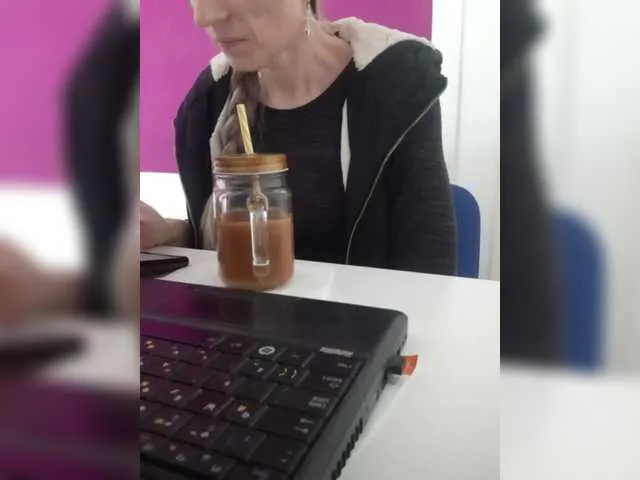 Live sex webcam photo for Angelinamik #290792683