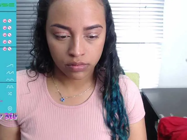 Live sex webcam photo for Angeluxxx #271780777