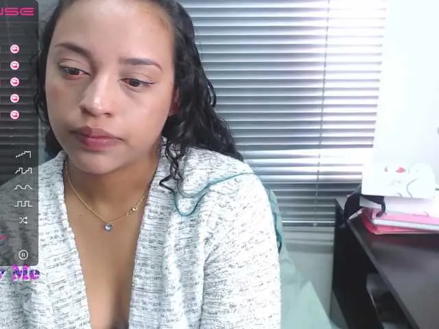 Live sex webcam photo for Angeluxxx #271804877
