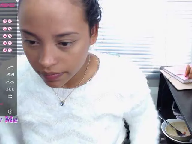 Live sex webcam photo for Angeluxxx #271860785