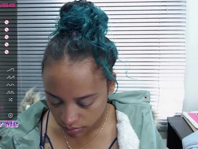 Live sex webcam photo for Angeluxxx #271878651