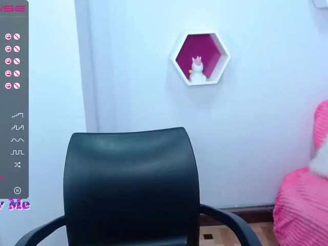 Live sex webcam photo for Angeluxxx #271899355