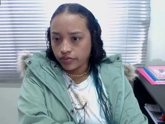 Live sex webcam photo for Angeluxxx #271923885