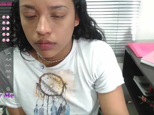 Live sex webcam photo for Angeluxxx #271927500