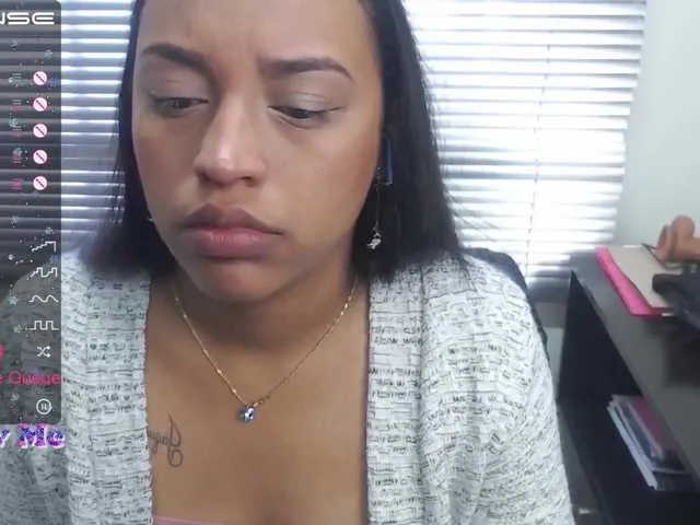 Live sex webcam photo for Angeluxxx #272035077