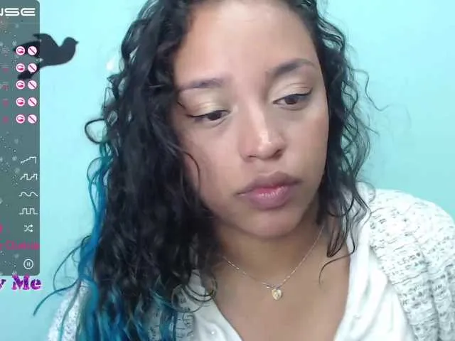 Live sex webcam photo for Angeluxxx #272347702