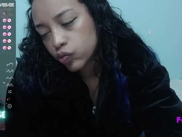 Live sex webcam photo for Angeluxxx #272982687