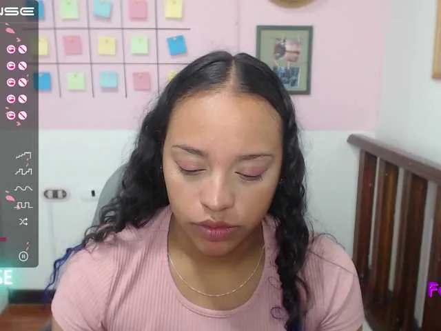 Live sex webcam photo for Angeluxxx #273361421