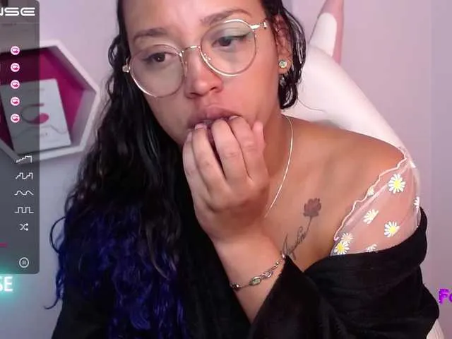 Live sex webcam photo for Angeluxxx #273420461