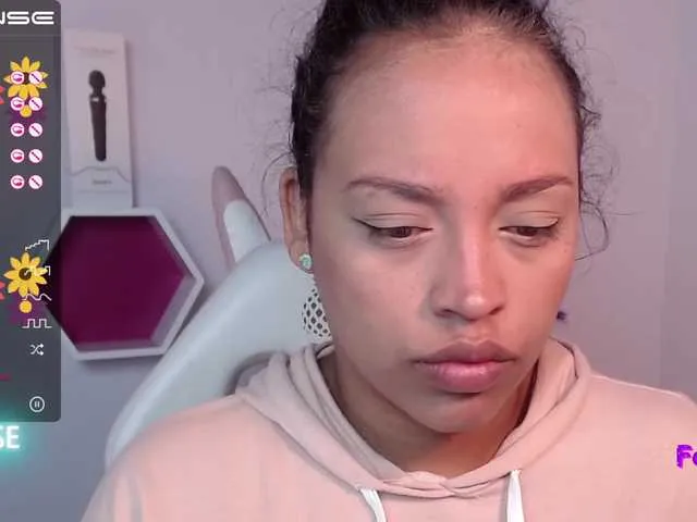 Live sex webcam photo for Angeluxxx #273429642