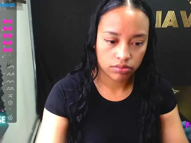 Live sex webcam photo for Angeluxxx #273861468