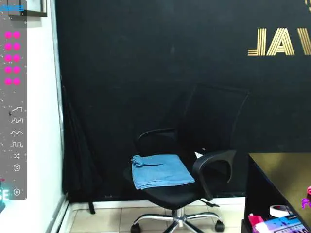 Live sex webcam photo for Angeluxxx #273901291