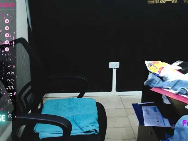 Live sex webcam photo for Angeluxxx #273923690