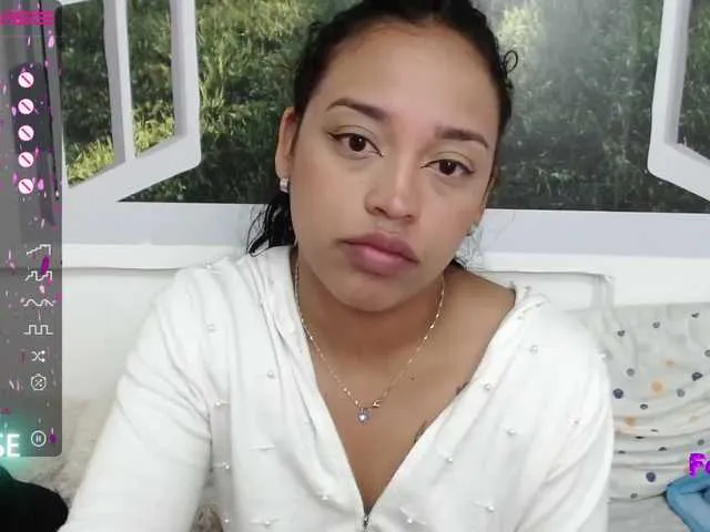 Live sex webcam photo for Angeluxxx #274023950