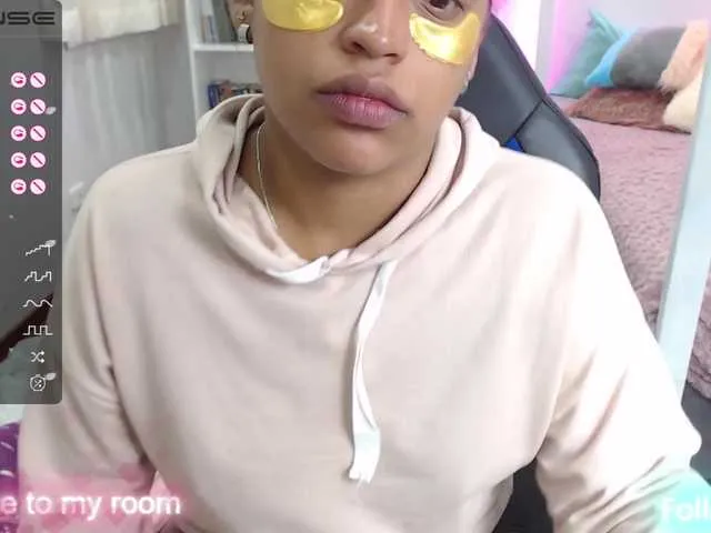 Live sex webcam photo for Angeluxxx #274350638
