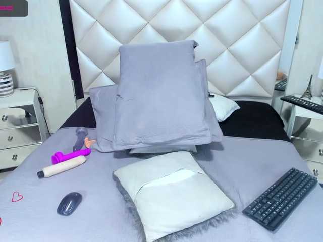 Live sex webcam photo for Angiiee #272041654