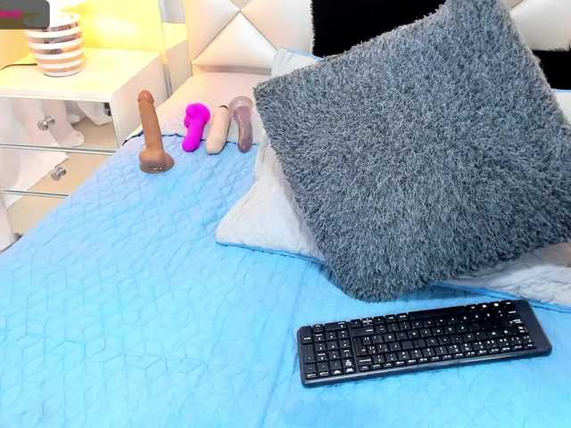 Live sex webcam photo for Angiiee #273062940