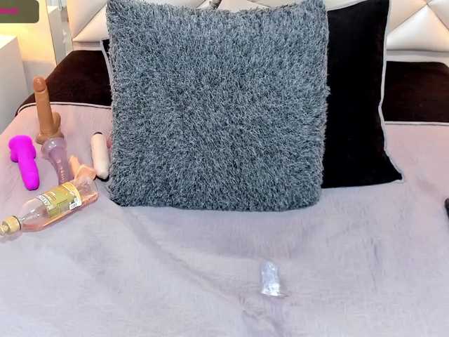 Live sex webcam photo for Angiiee #273312729