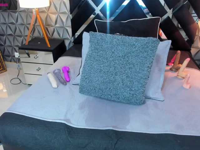 Live sex webcam photo for Angiiee #273538120