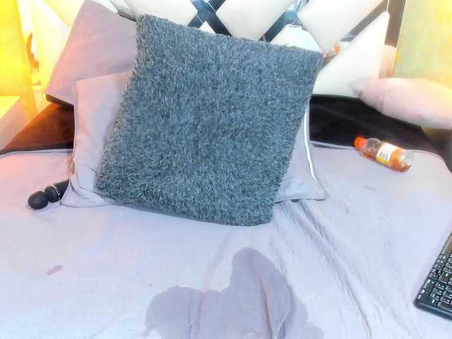 Live sex webcam photo for Angiiee #273803500