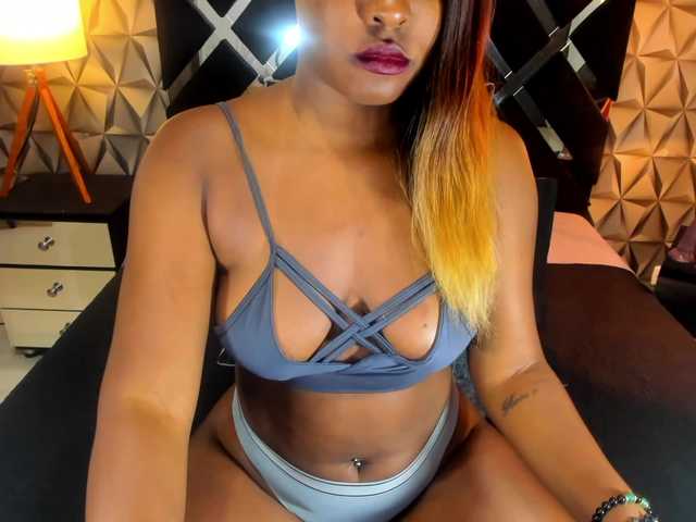 Live sex webcam photo for Angiiee #273812922