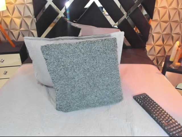 Live sex webcam photo for Angiiee #274115487