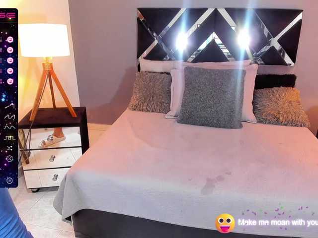 Live sex webcam photo for Angiiee #275633936