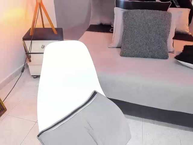 Live sex webcam photo for Angiiee #275641128