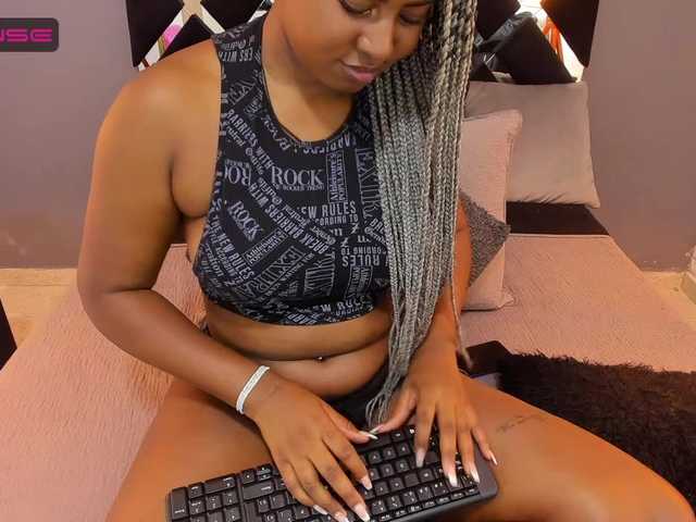 Live sex webcam photo for Angiiee #275741243