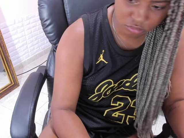 Live sex webcam photo for Angiiee #276087532