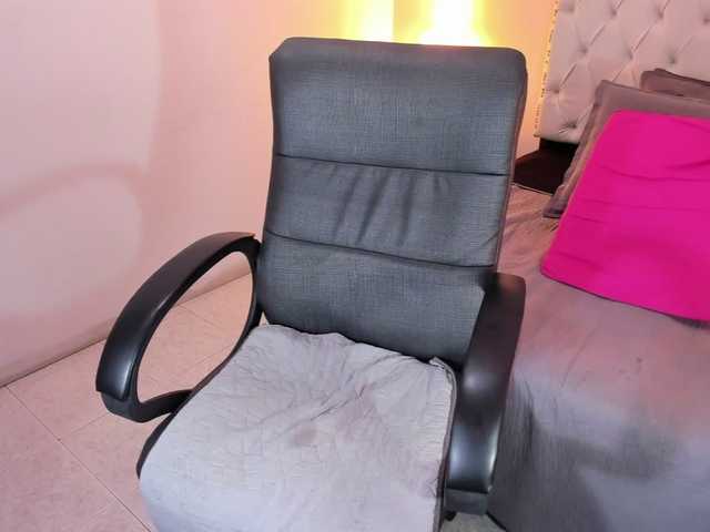 Live sex webcam photo for Angiiee #277114594