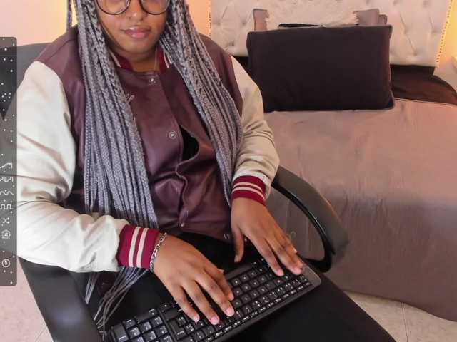 Live sex webcam photo for Angiiee #277391213