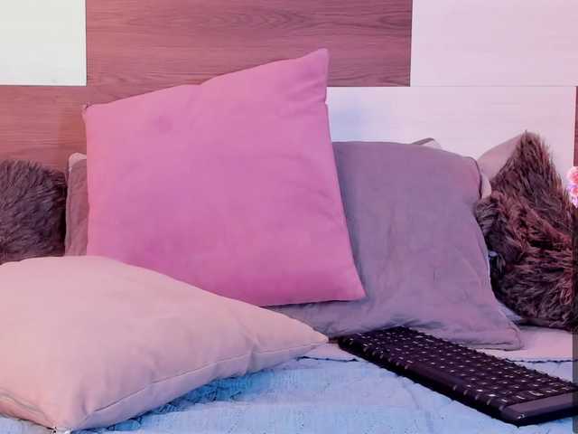 Live sex webcam photo for Angiiee #289355945