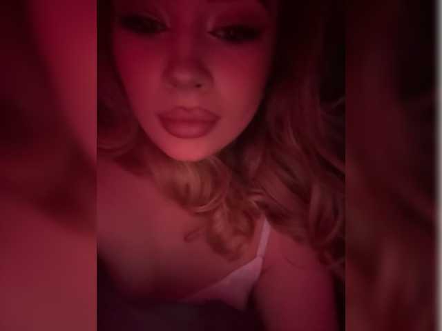 Live sex webcam photo for AnnaDaisy1 #277923766