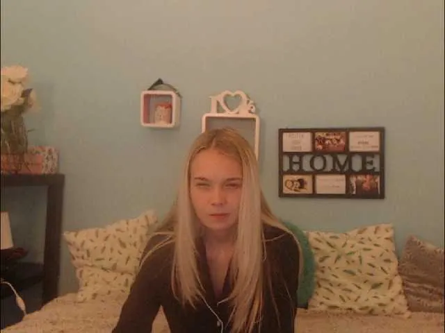 Live sex webcam photo for AnnaHappy18 #272927808