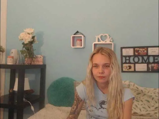 Live sex webcam photo for AnnaHappy18 #272977282