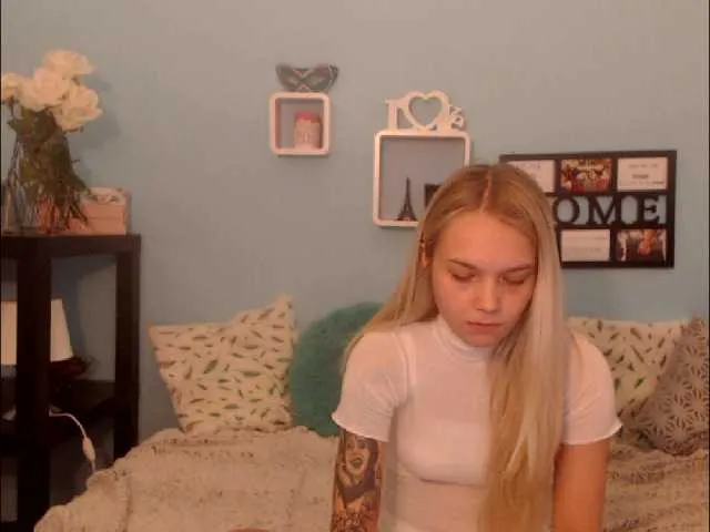 Live sex webcam photo for AnnaHappy18 #273136793