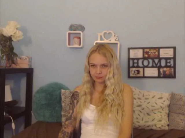 Live sex webcam photo for AnnaHappy18 #273259591