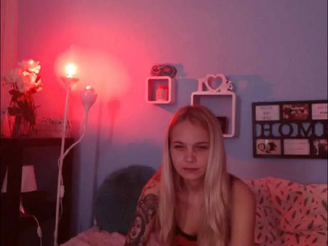 Live sex webcam photo for AnnaHappy18 #273355281