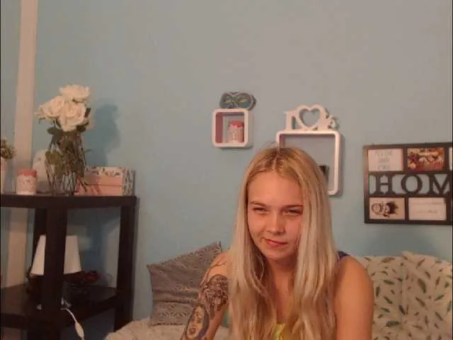Live sex webcam photo for AnnaHappy18 #273391269