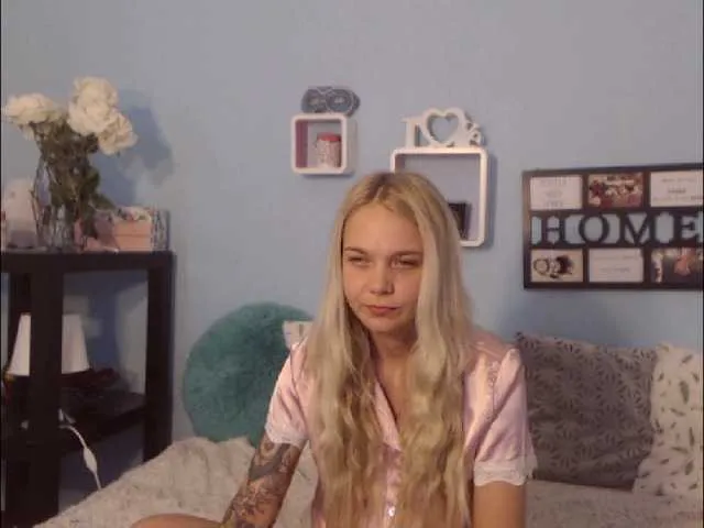 Live sex webcam photo for AnnaHappy18 #273404167