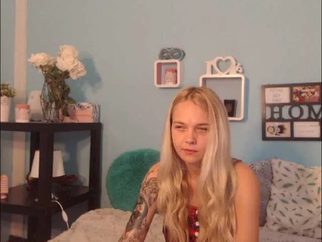 Live sex webcam photo for AnnaHappy18 #273434819